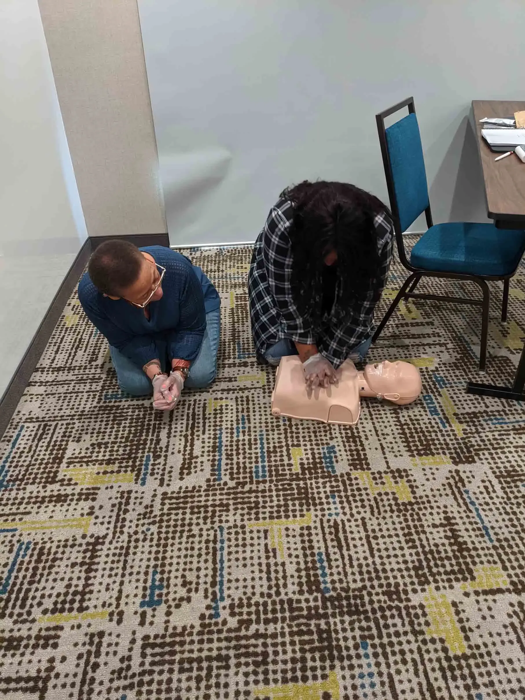 Chest compression on a dummy